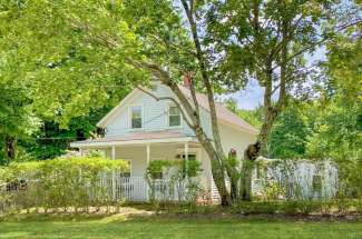 Shelter Island 1899 Farmhouse Close to Beach